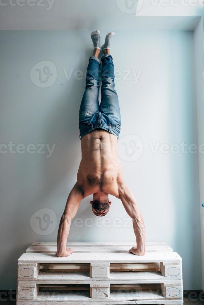 homem posando para a câmera, de cabeça para baixo foto