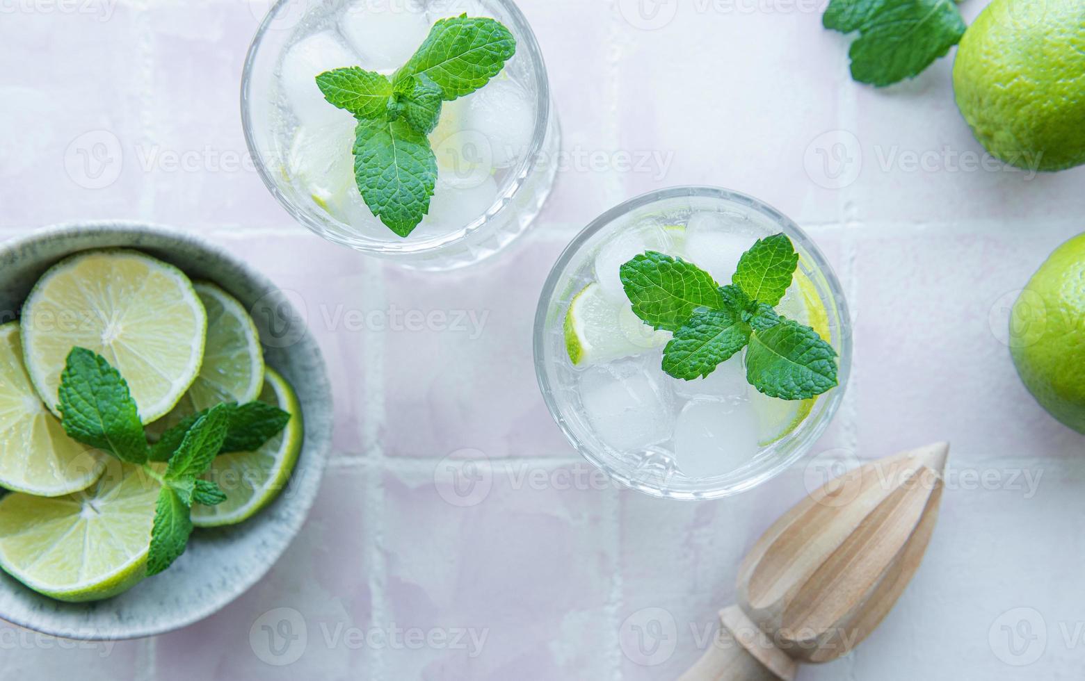 limonada gelada com limão fresco e suco foto