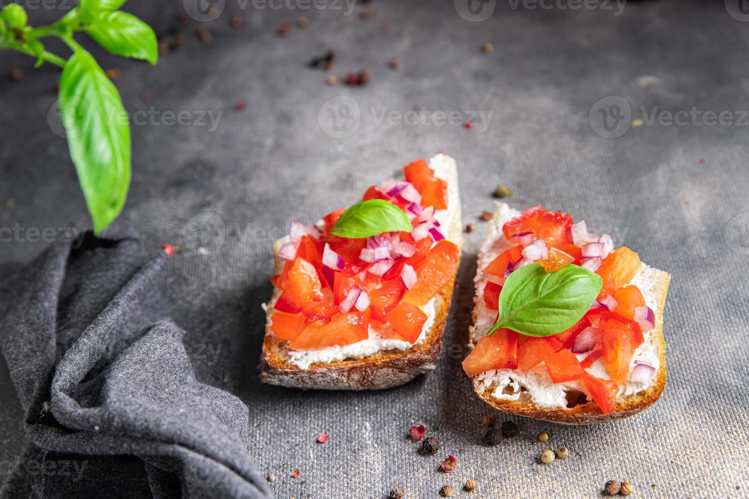 brusqueta manjericão tomate sanduíche lanche legumes saudável refeição comida lanche dieta na mesa cópia espaço comida fundo rústico vista superior vegetariano foto