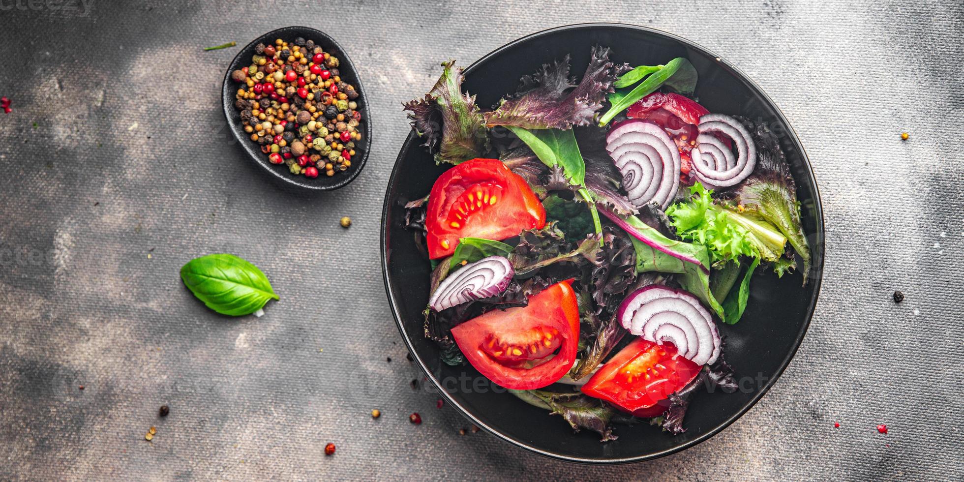 tomate salada vegetal refeição saudável comida lanche dieta na mesa cópia espaço comida fundo vista superior rústica dieta ceto ou paleo vegetariana comida vegana ou vegetariana foto