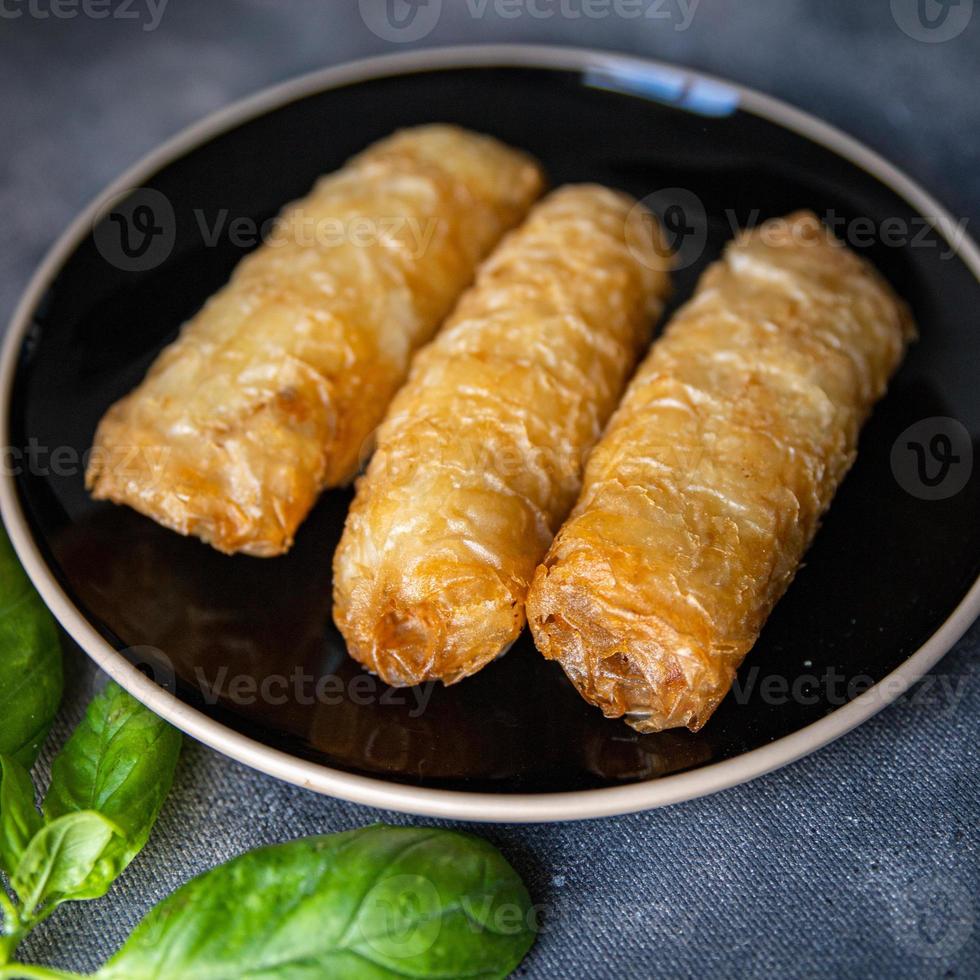 nem comida asiática carne vegetal nems molho picante cozinha rolinhos primavera fritos refeição fresca na mesa espaço para texto foto