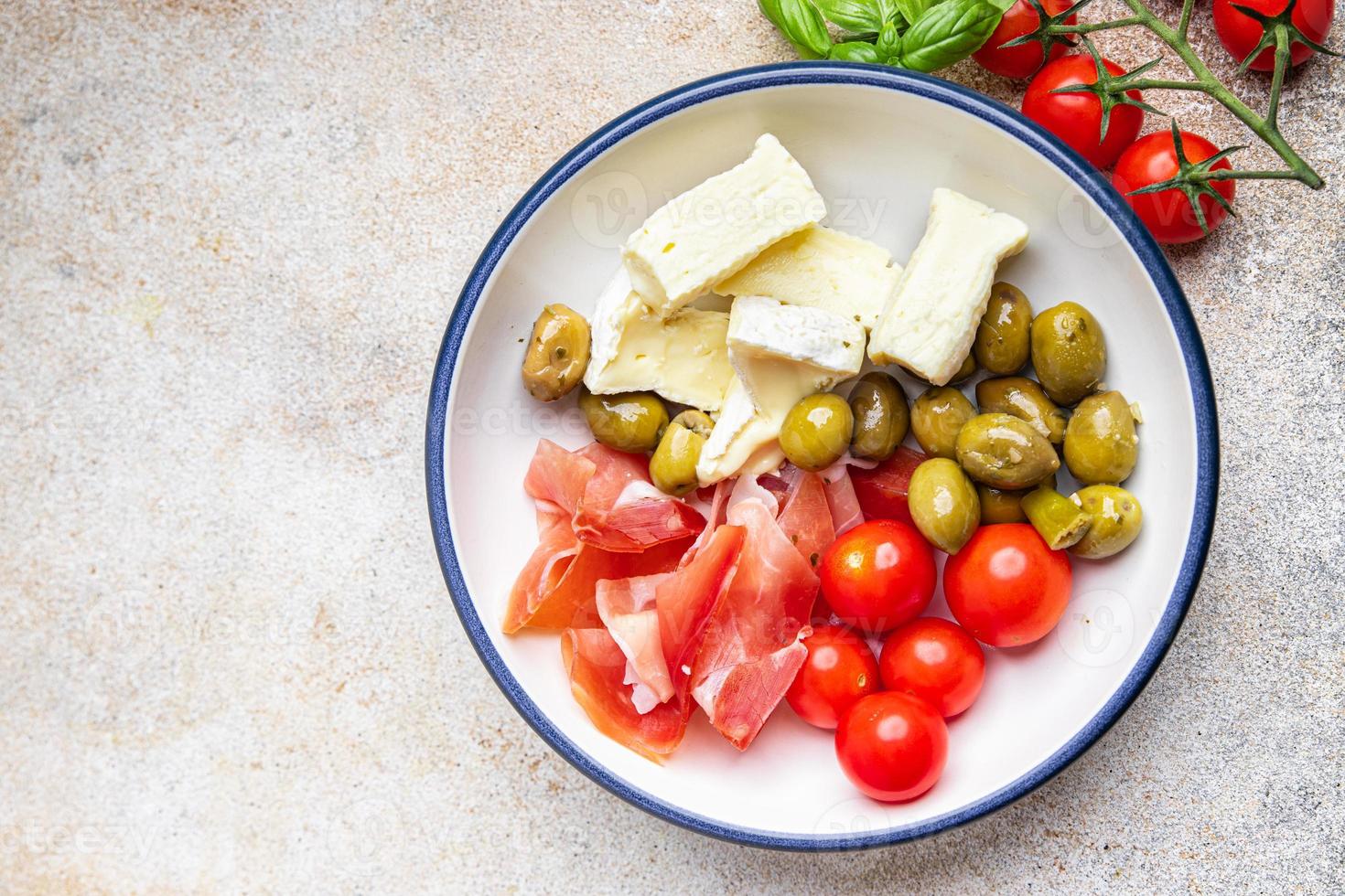 prato de carne ou prato de queijo jamon, queijo, azeitonas refeição saudável lanche de comida na mesa cópia espaço fundo de comida foto