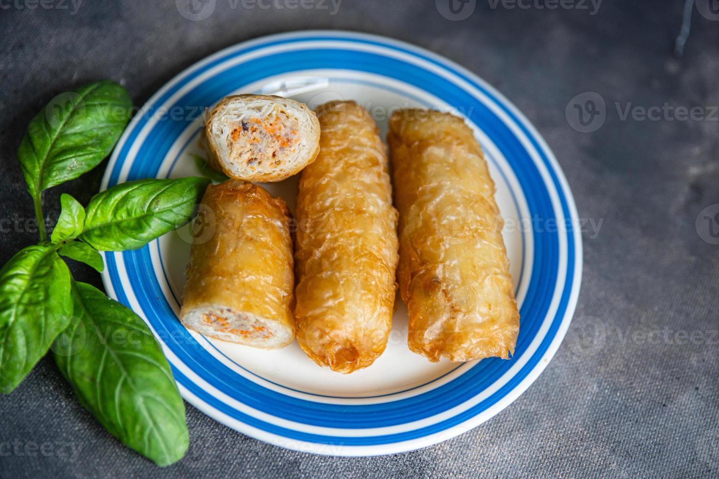 nem comida asiática carne vegetal nems molho picante cozinha rolinhos primavera fritos refeição fresca na mesa espaço para texto foto