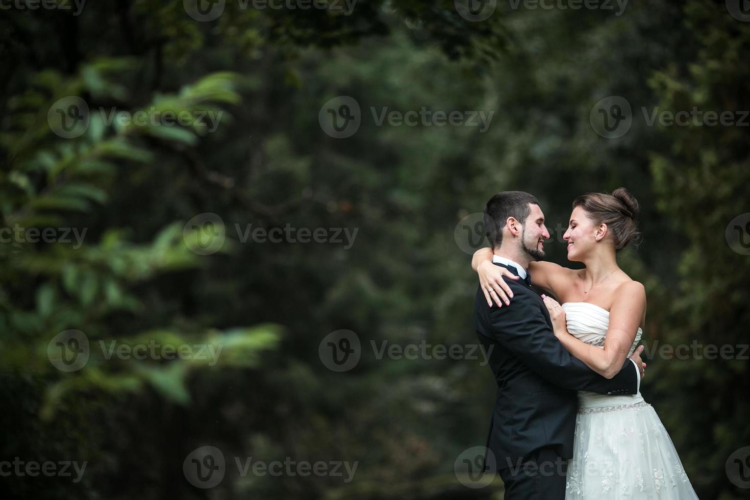 lindo casal de noivos posando foto