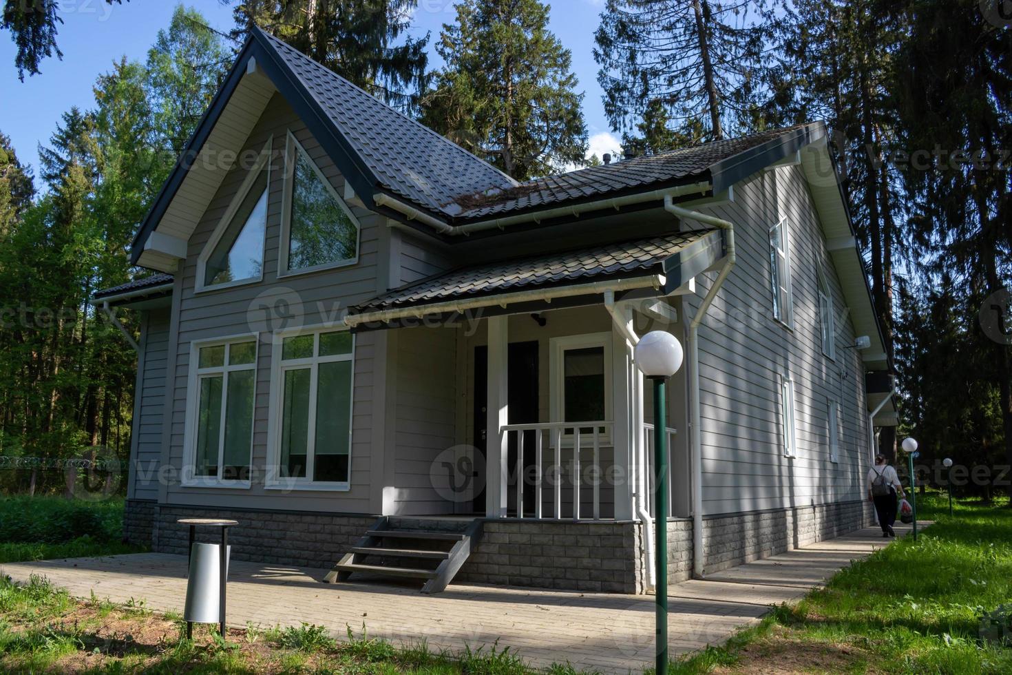 exterior de uma casa moderna com varanda acabada com tapume cinza foto