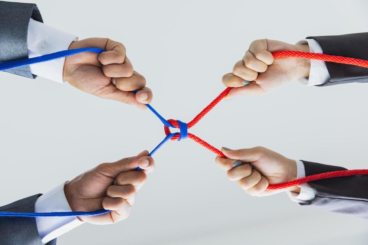 mãos de pessoas puxando a corda, conceito de cooperação, conceito de equipe de negócios usando uma corda como elemento do trabalho em equipe. foto