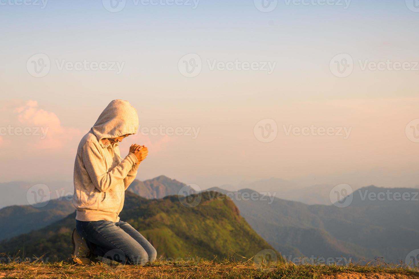 jovem religiosa orando a Deus pela manhã, espiritualidade e religião, conceitos religiosos foto