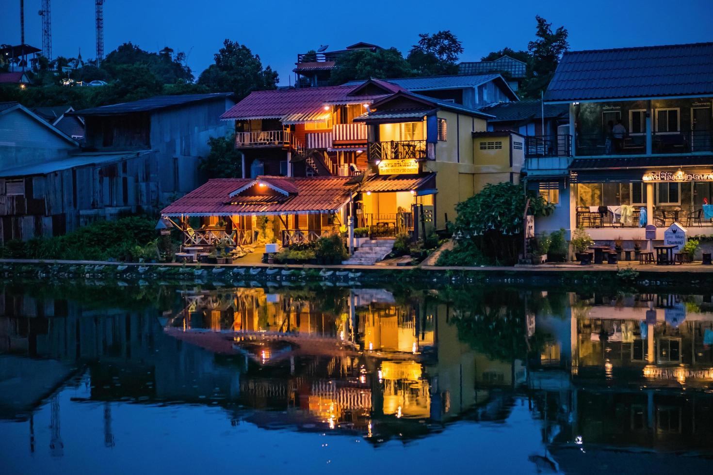 kanchanaburi.thailand-1 de julho de 2017.etong vila a vila escondida na névoa e o lago em frente à vila na cidade de kanchanaburi thailand.pilok mina a antiga mina perto da fronteira tailandesa-mianmar foto