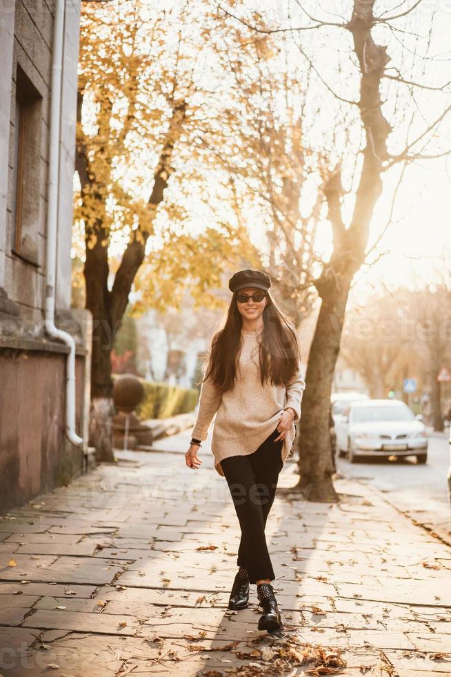 retrato de rua de uma jovem e bela mulher elegante foto