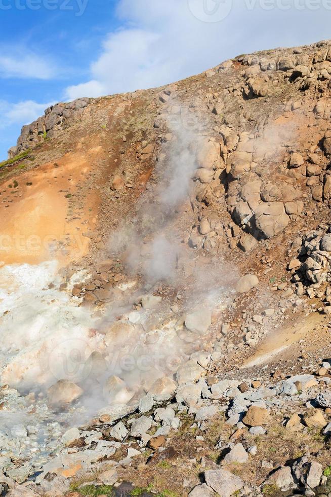 fonte termal na encosta da colina na área de krysuvik, islândia foto