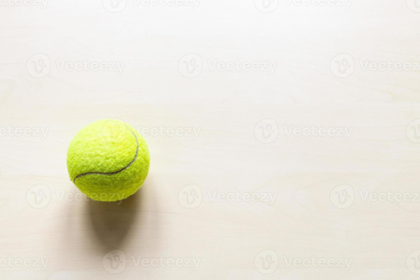 f bola de tênis na placa de madeira marrom clara foto
