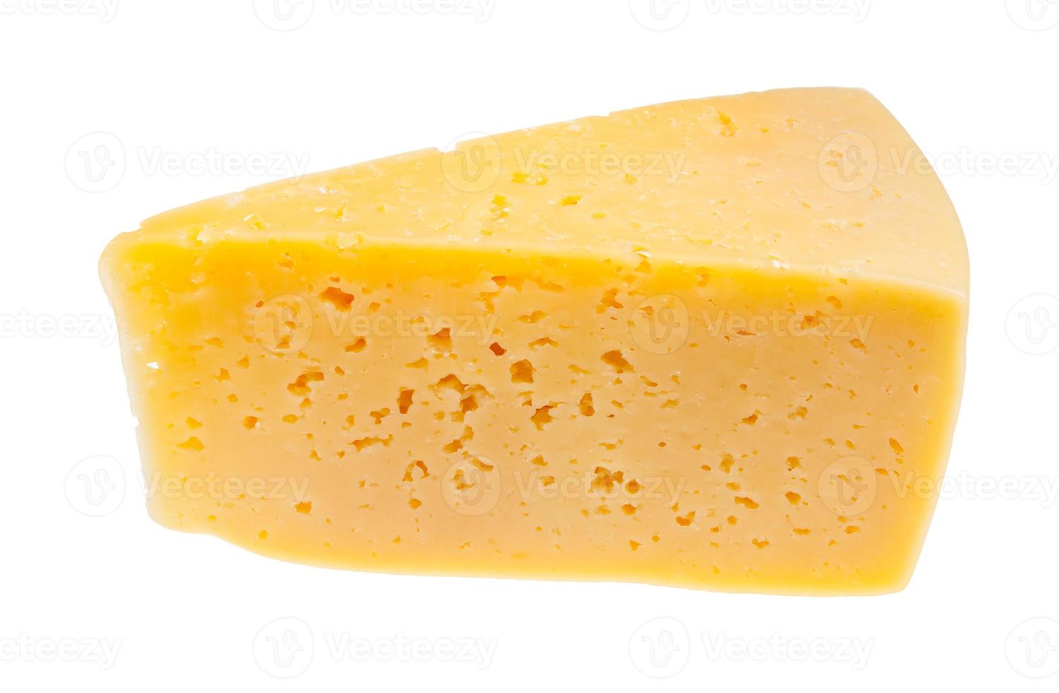 pedaço triangular de queijo amarelo isolado foto