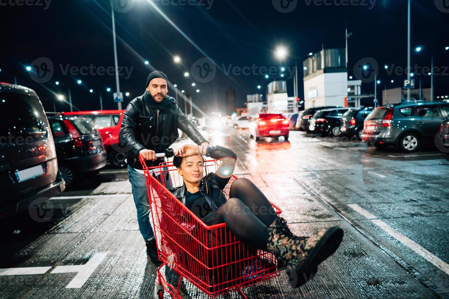 retrato de casal jovem feliz se divertindo. foto