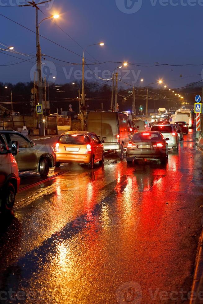 tráfego urbano na noite chuvosa foto