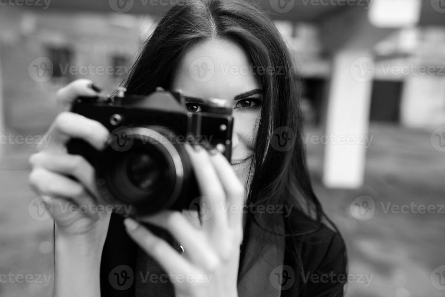 linda fotógrafa feminina posando com câmera foto