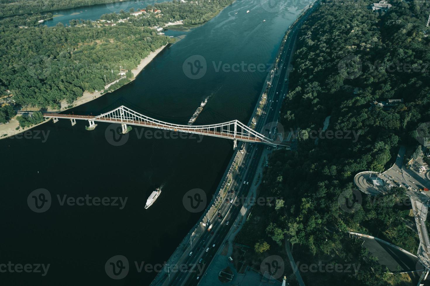 ponte pedonal em kiev do outro lado do rio foto