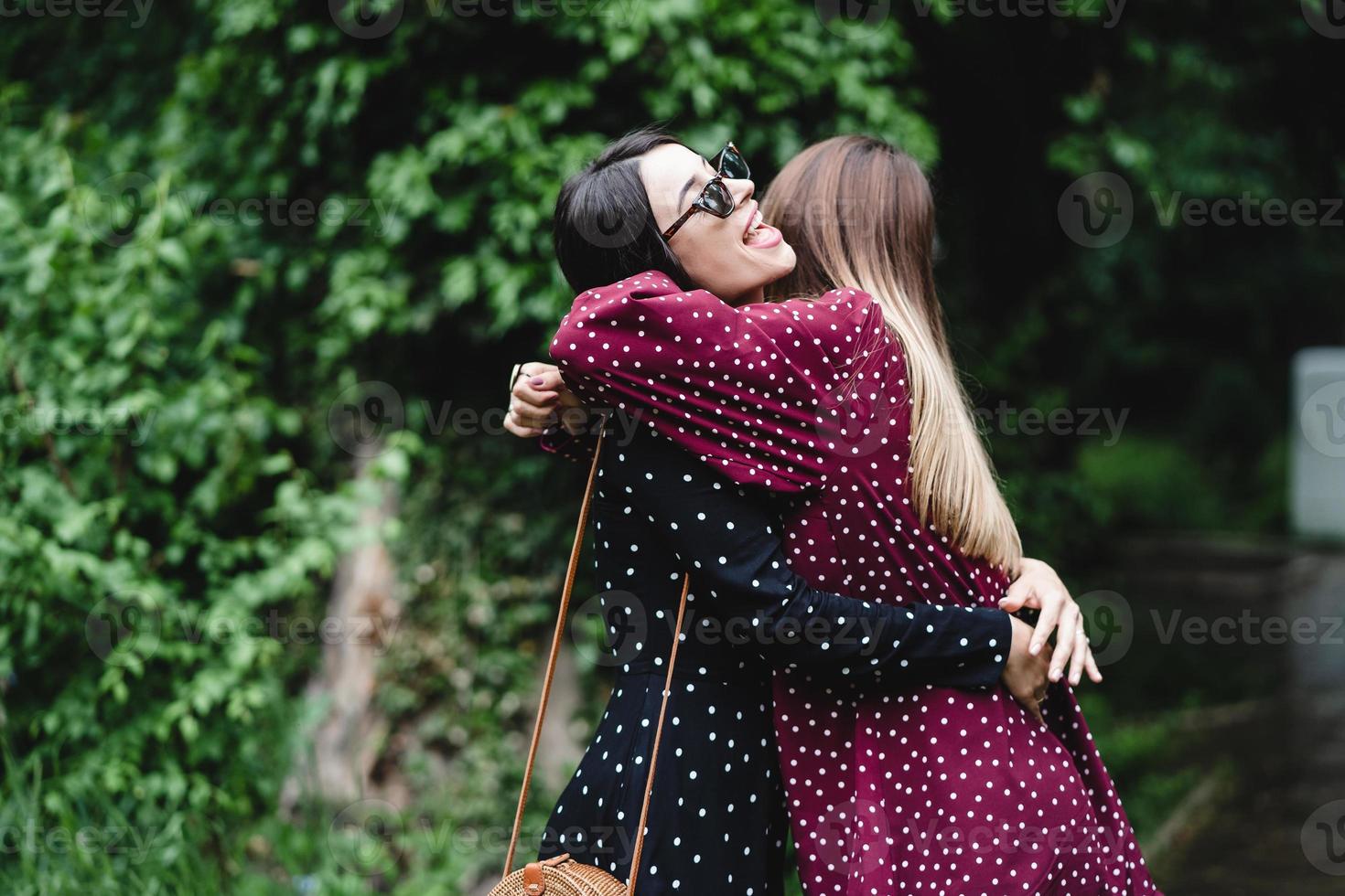 dois amigos no parque foto