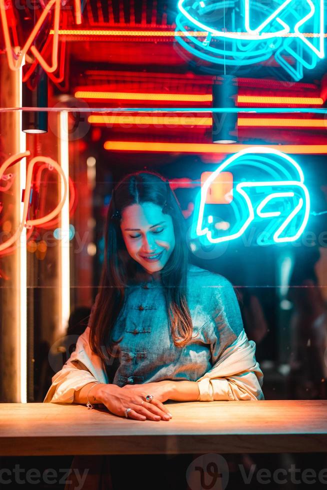 linda garota em um café de janela foto