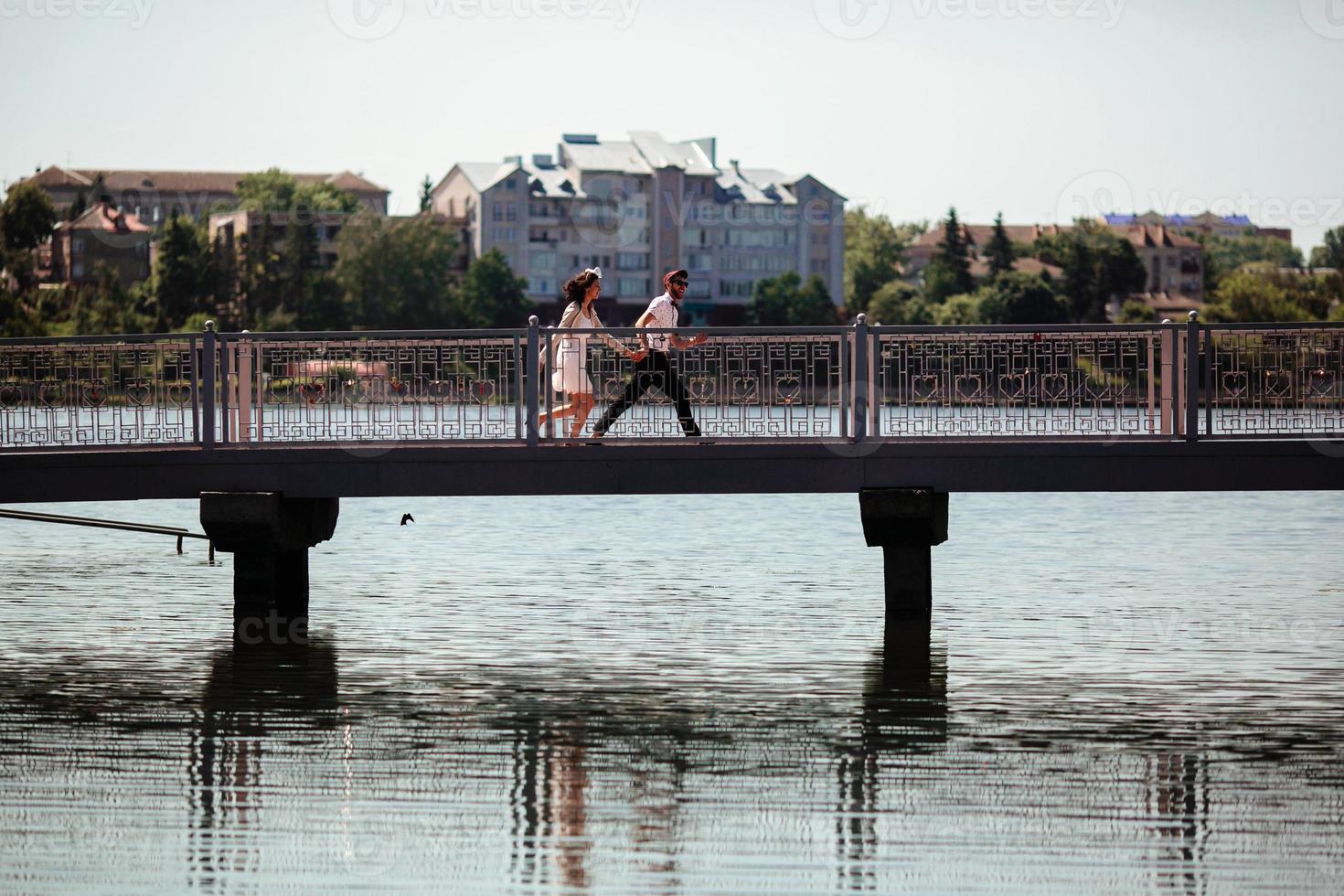 lindo casal na cidade foto