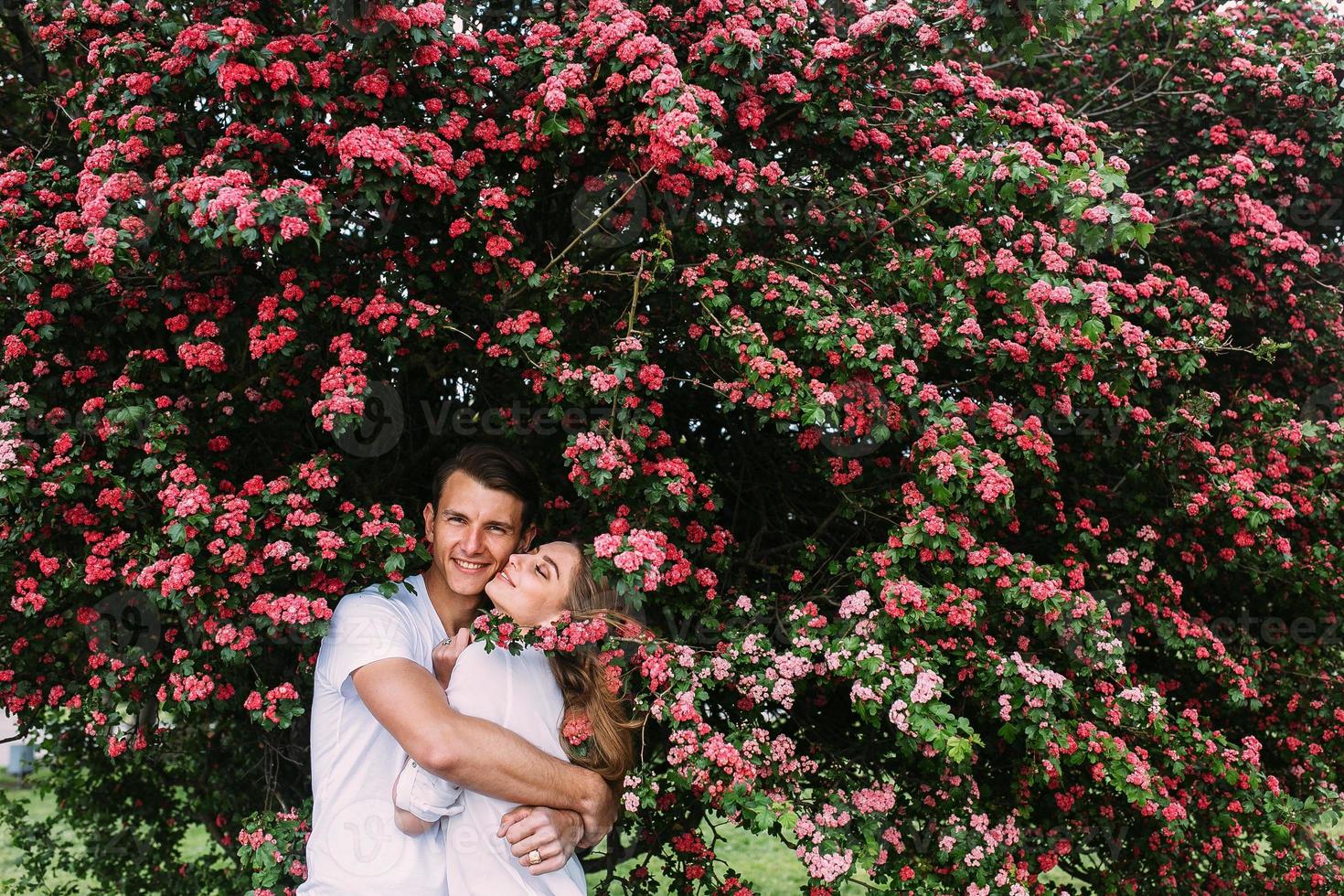 jovem casal feliz apaixonado ao ar livre foto