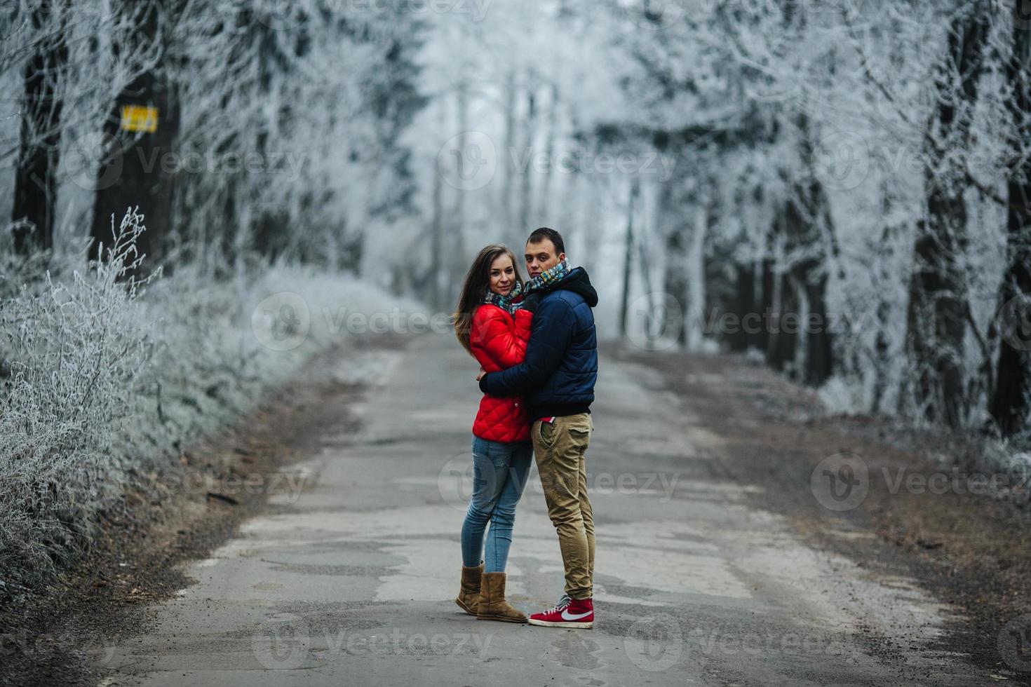 casal andando em um parque de inverno foto