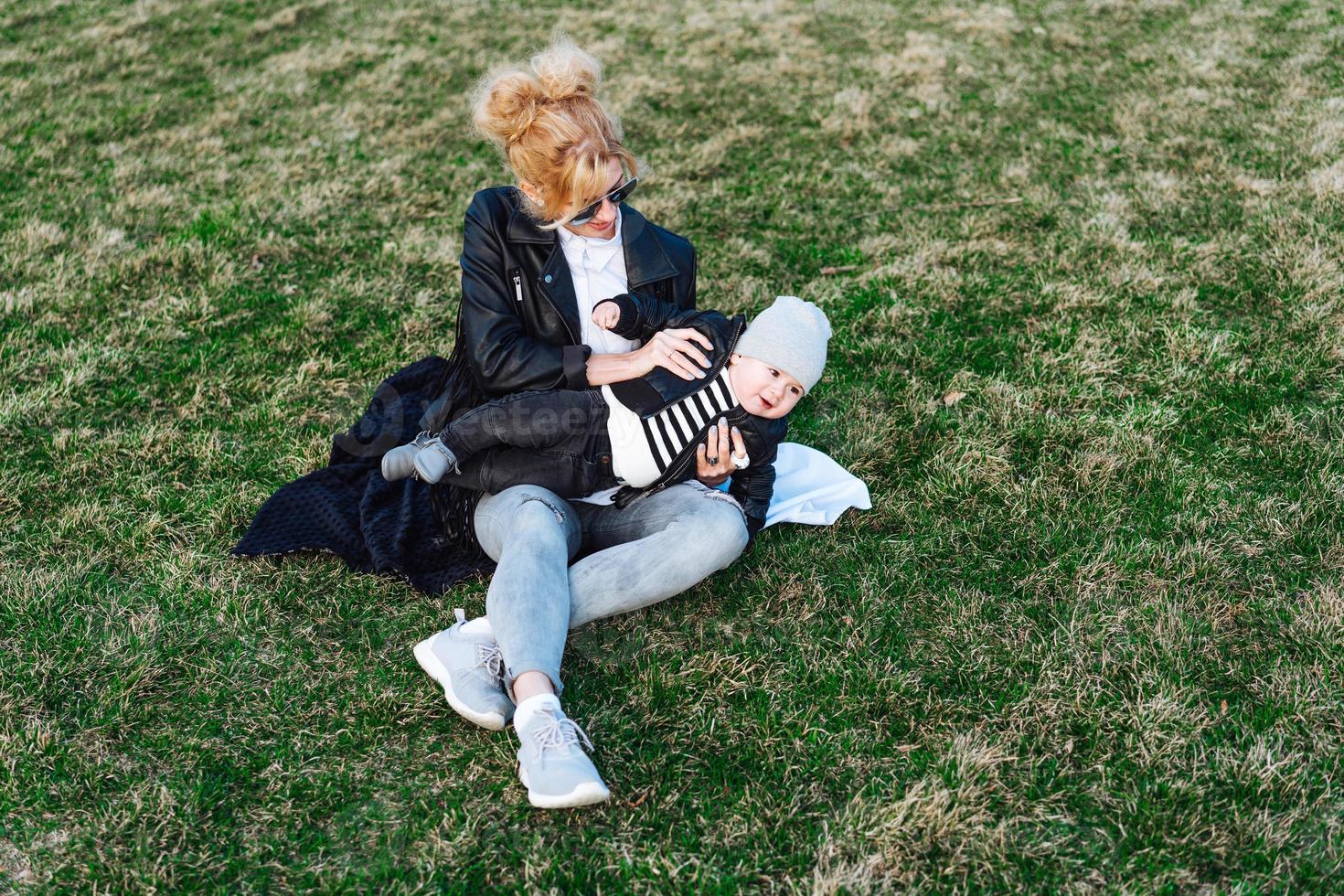 jovem e criança na grama verde foto