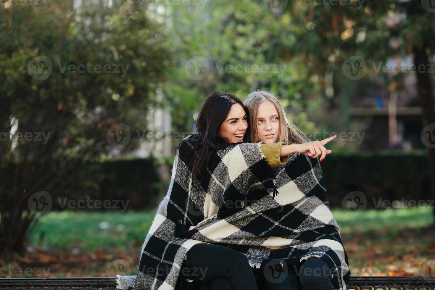 duas lindas no parque, posando para a câmera foto