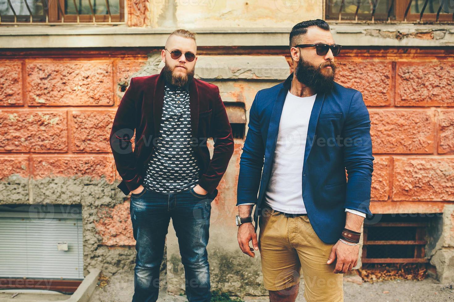 dois homens barbudos elegantes foto