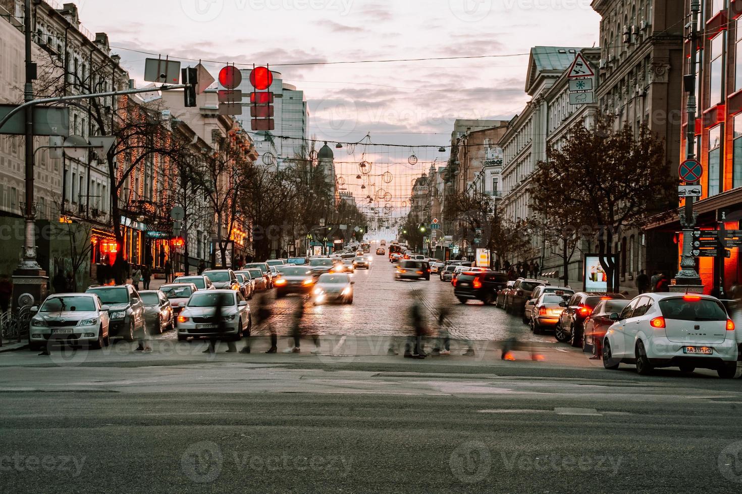 kiev, ucrânia - 14 de abril de 2019 visão noturna das ruas de kiev. confusão urbana. rua bogdan khmelnitsky foto