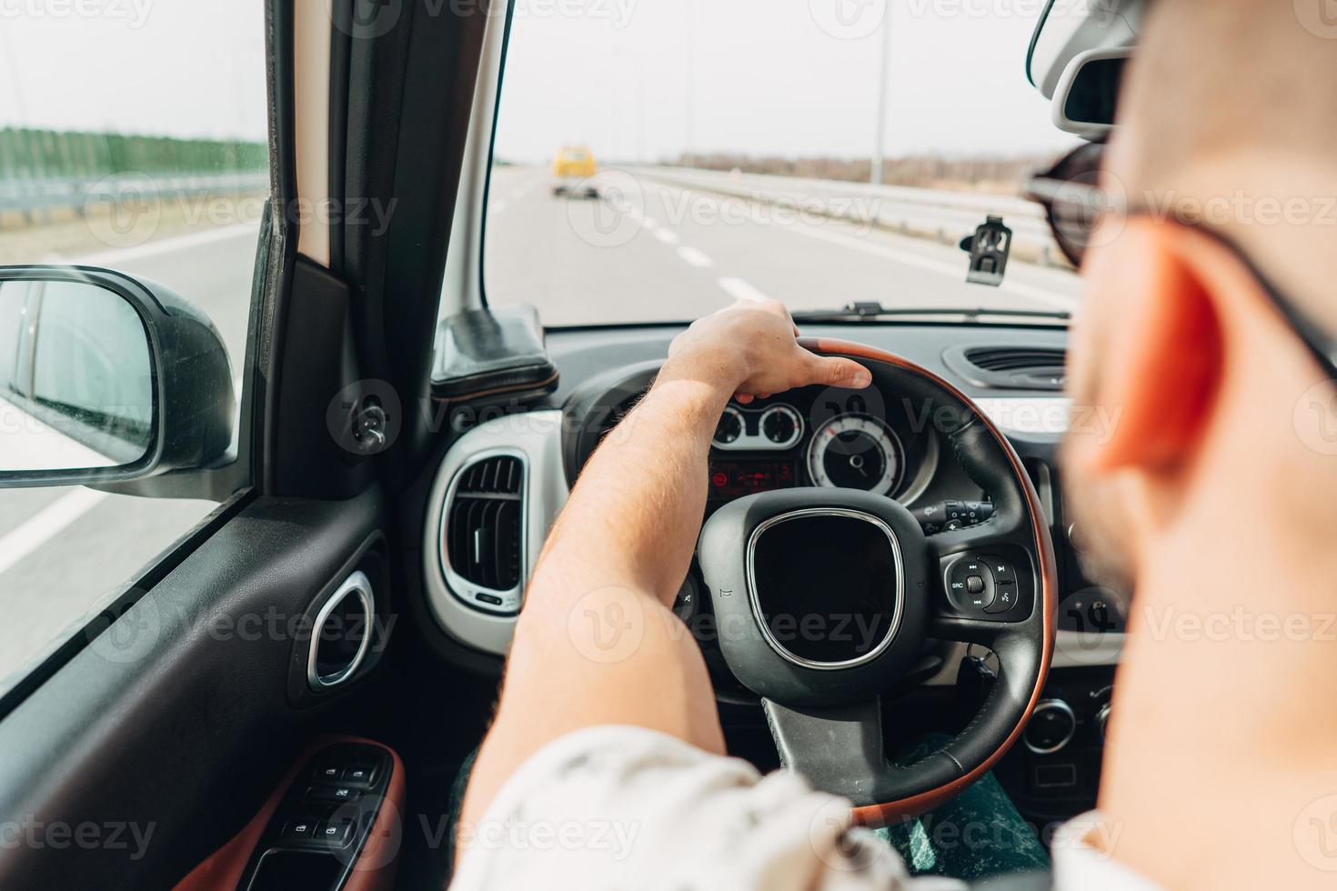 o homem no carro viajando na estrada foto