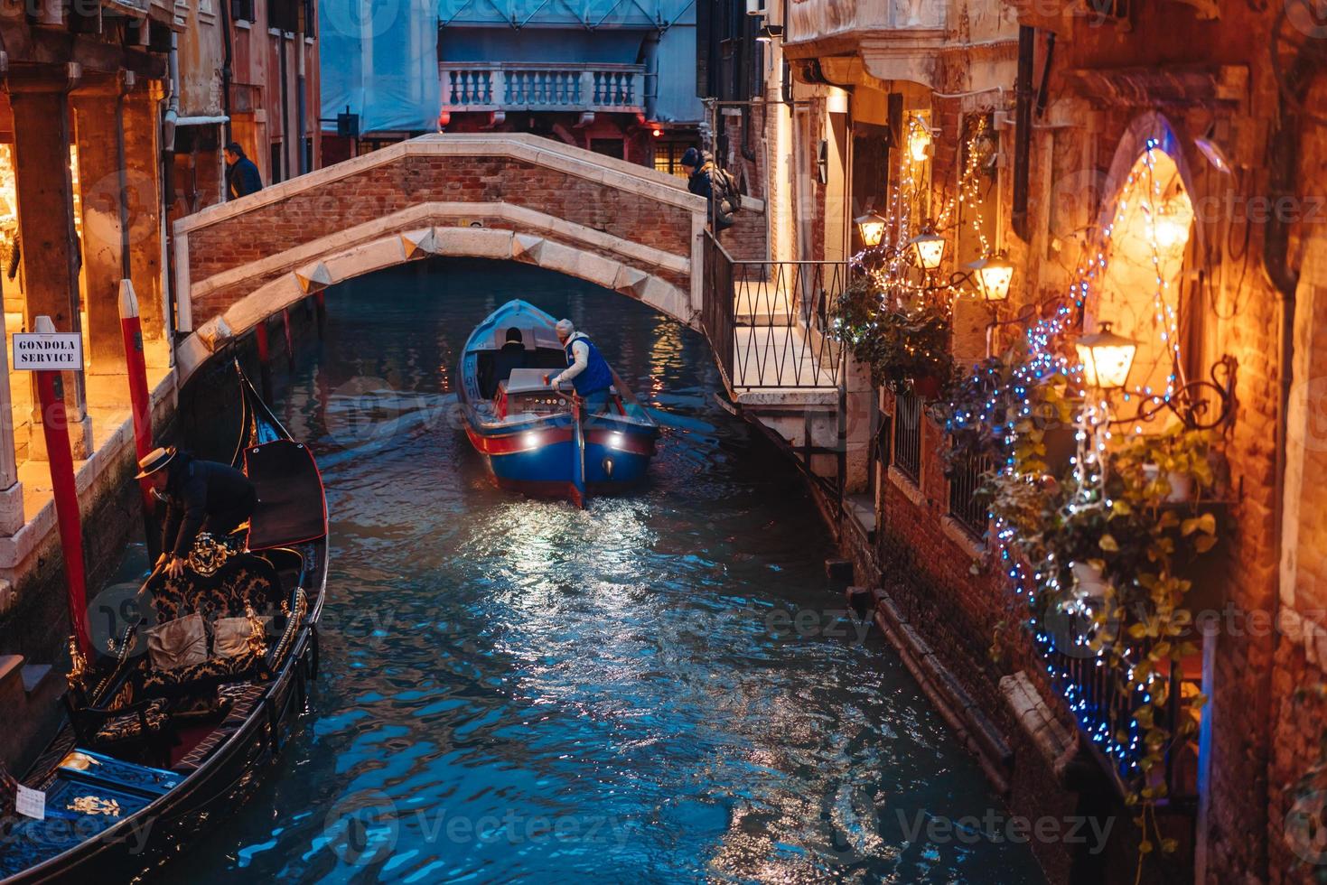 canal de veneza tarde da noite com iluminação pública foto