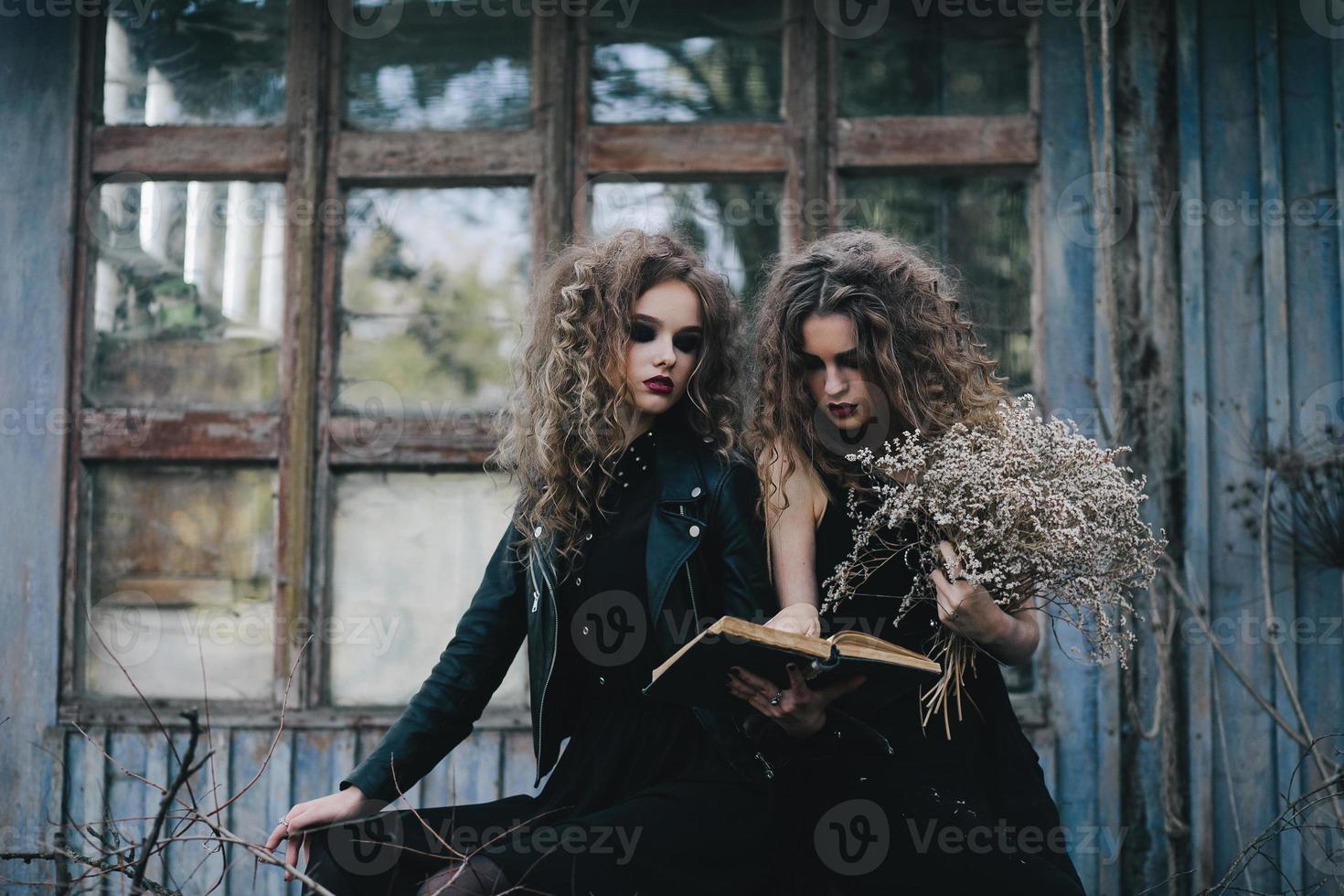 duas bruxas vintage reunidas na véspera do halloween foto