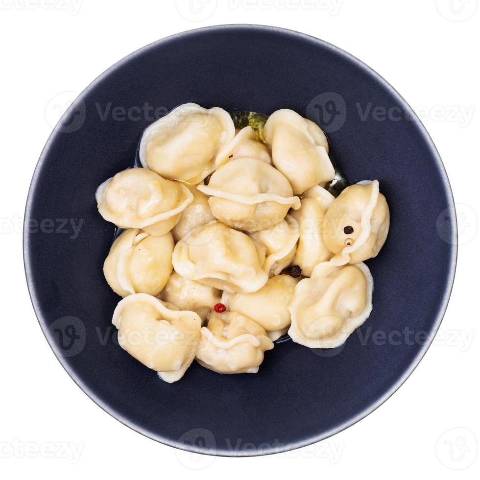 pelmeni com manteiga em tigela preta isolada em branco foto