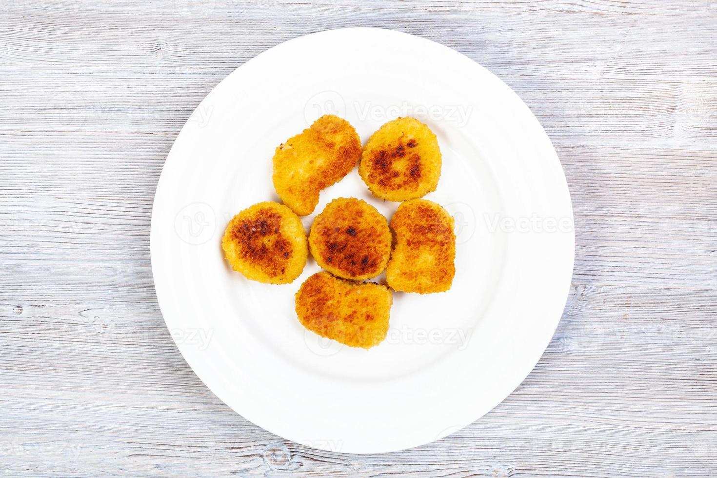 vista da porção de nuggets de frango na placa cinza foto