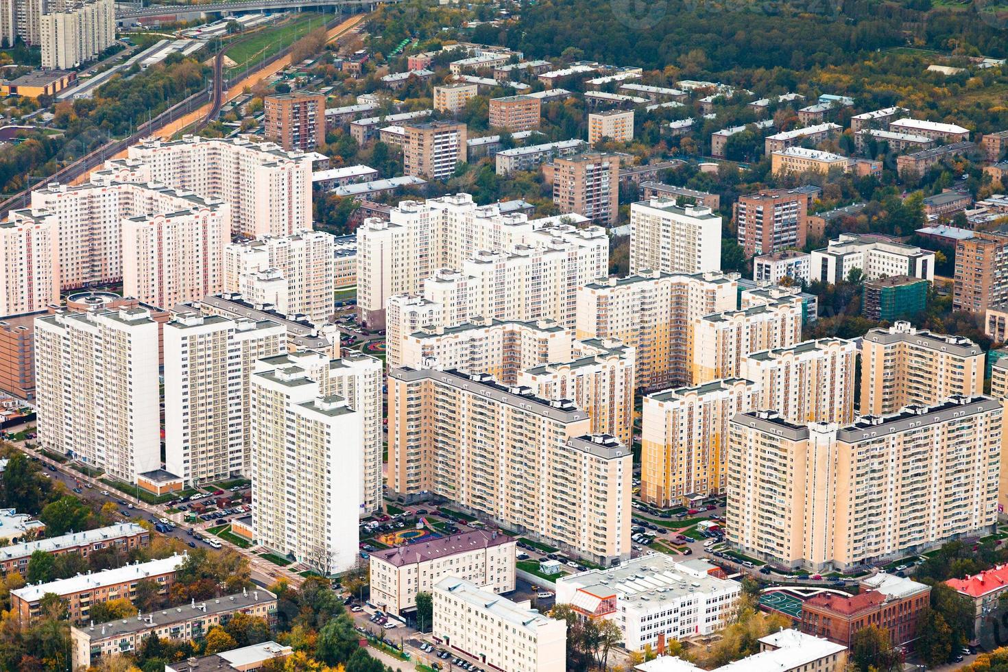 bloco de casas modernas em dia de outono foto