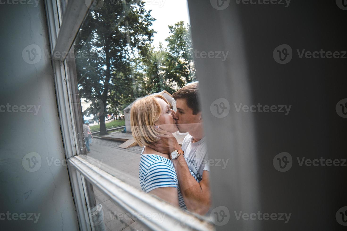 casal se beija na janela foto