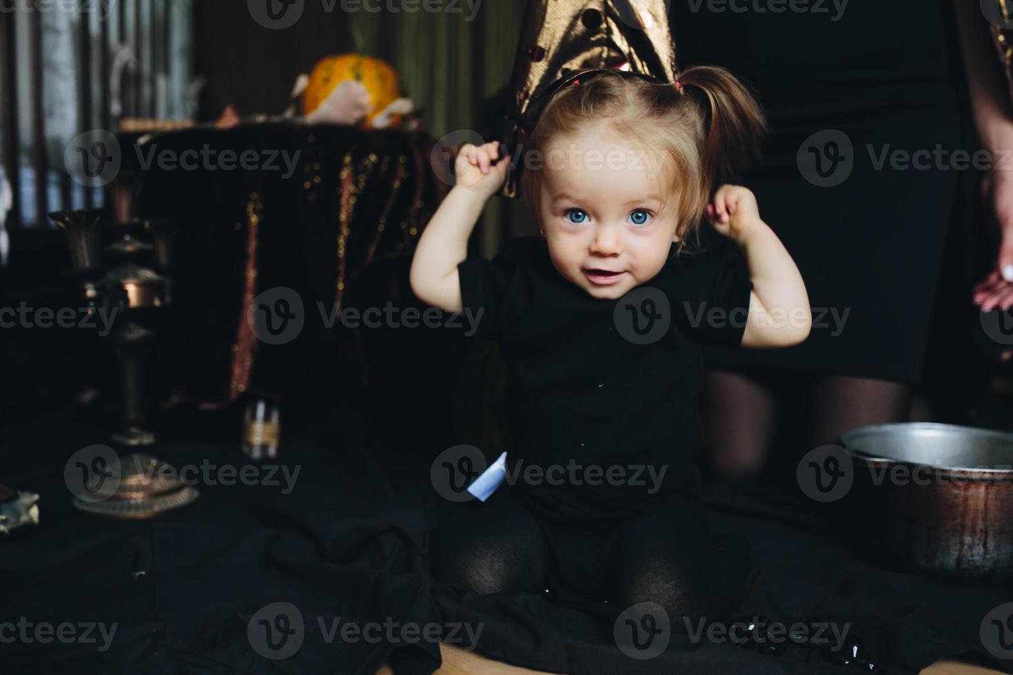 menina brincando em uma bruxa foto