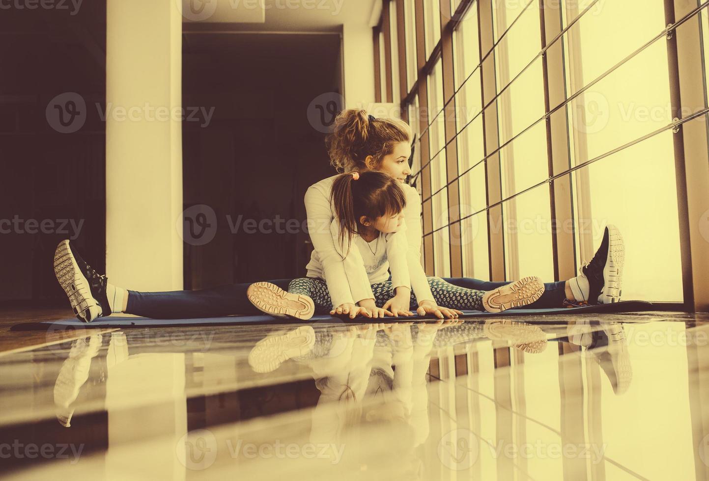 mãe e filha se divertem no ginásio foto