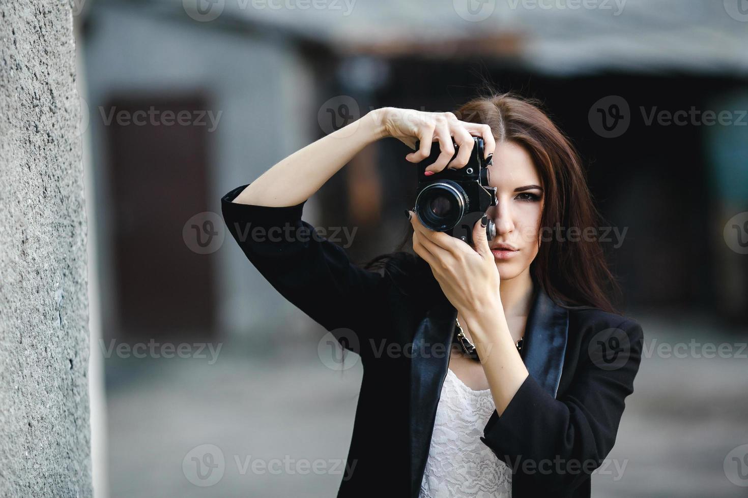 linda fotógrafa feminina posando com câmera foto