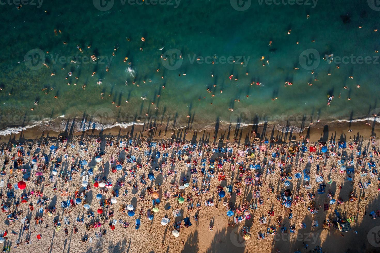 vista aérea da multidão de pessoas na praia foto