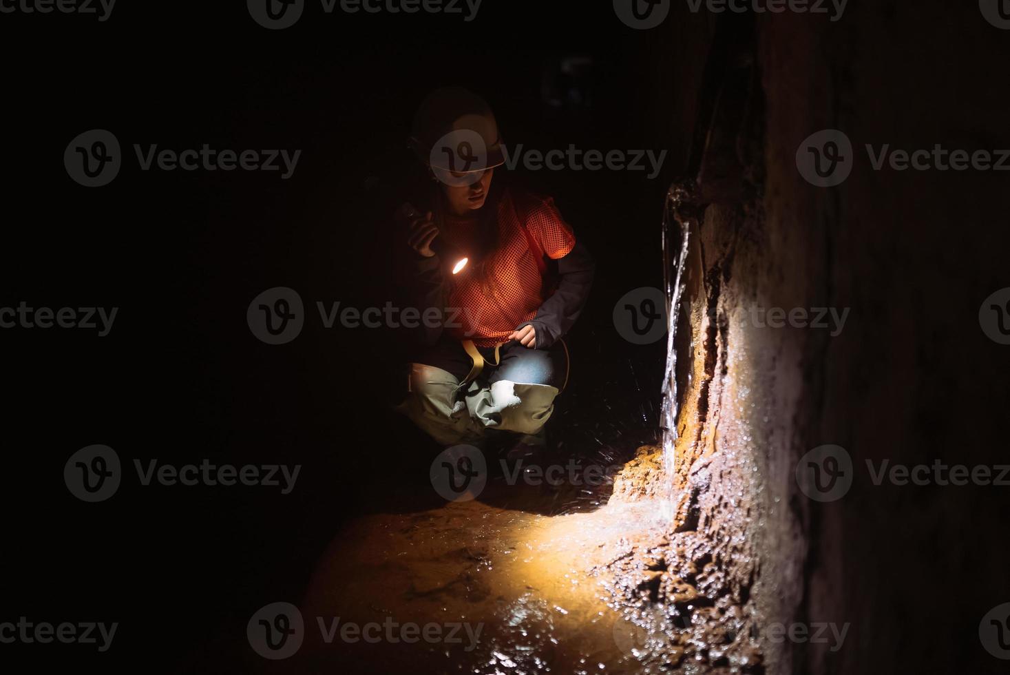 escavadora feminina com lanterna explora o túnel foto