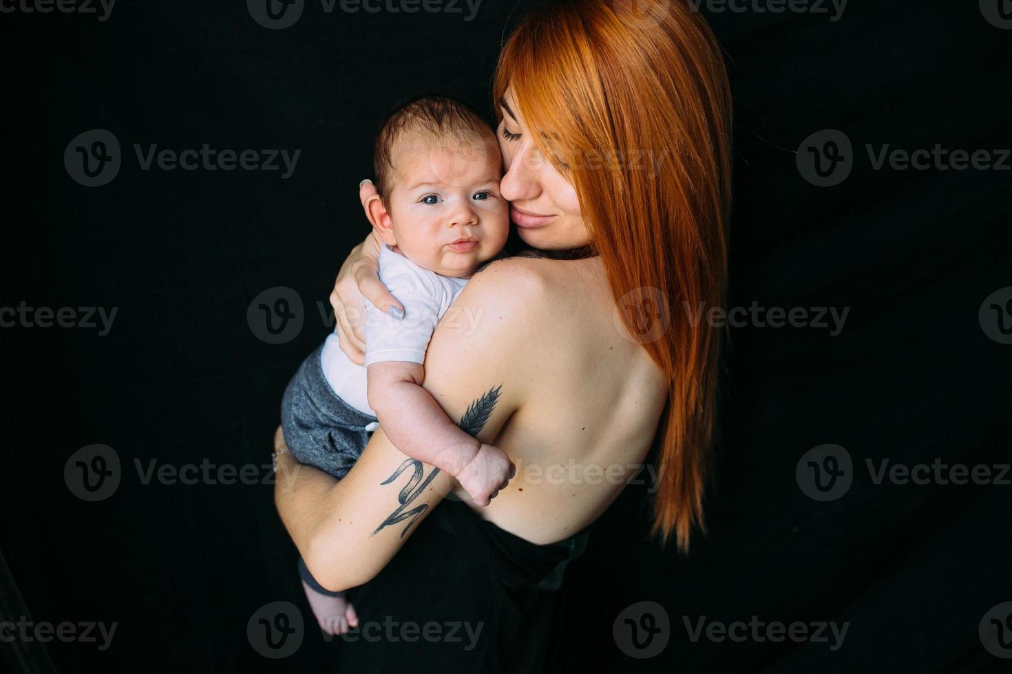 jovem mãe mulher segurando seu filho bebê foto