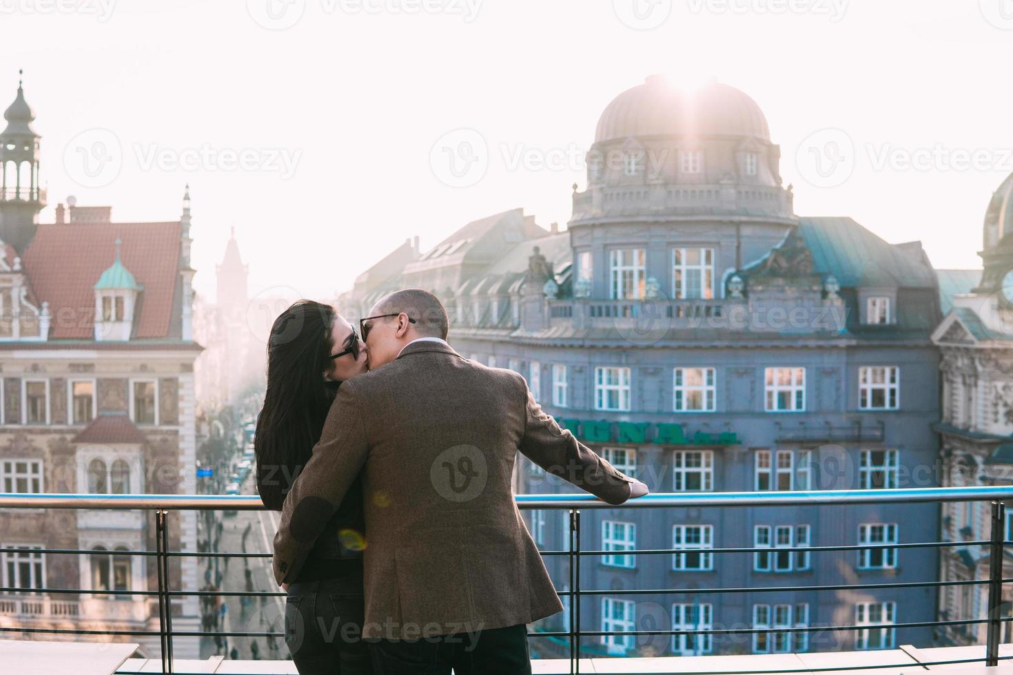 casal apaixonado no telhado na cidade velha foto