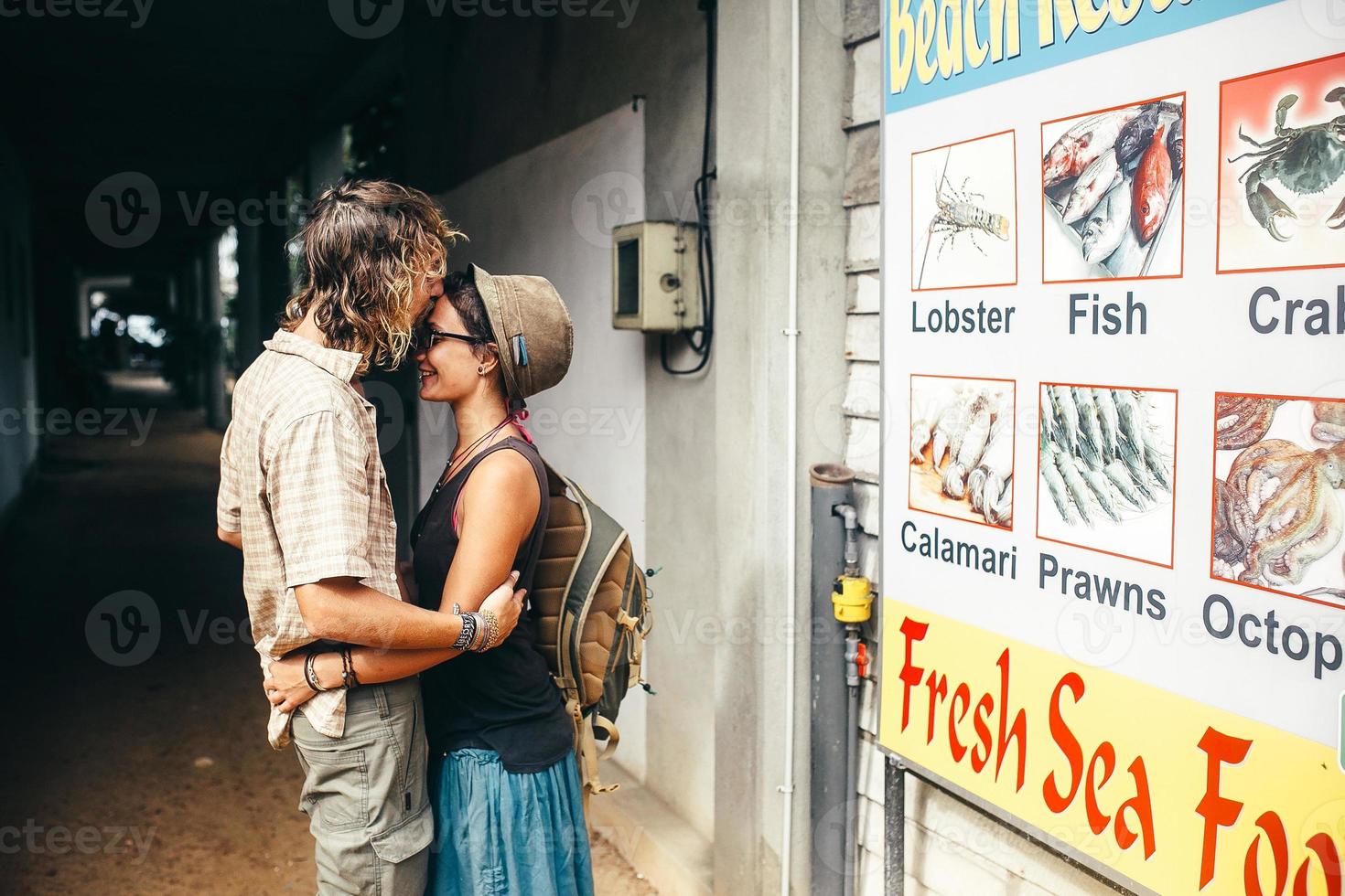 o lindo casal apaixonado na rua foto