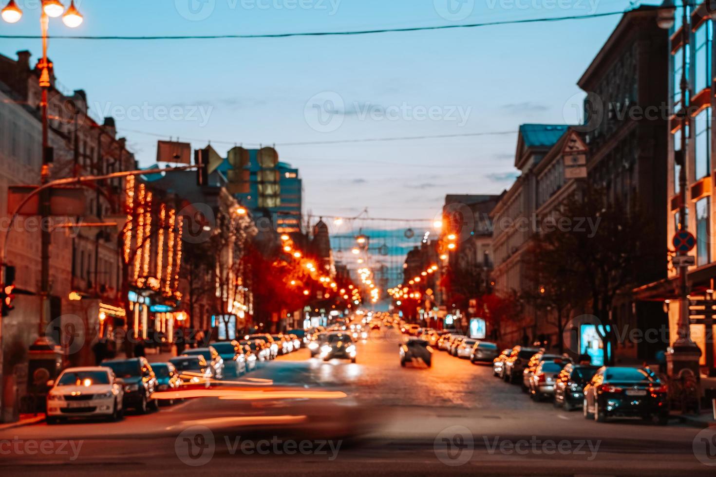 kiev, ucrânia - 14 de abril de 2019 visão noturna das ruas de kiev. confusão urbana. rua bogdan khmelnitsky foto