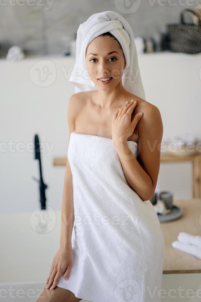 modelo feminino em toalha branca. mulheres, conceito de beleza e higiene. foto