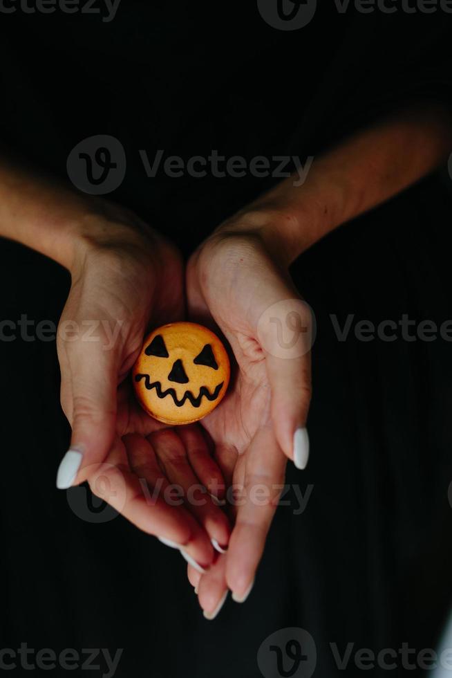 mulher segurando um biscoito para o halloween foto