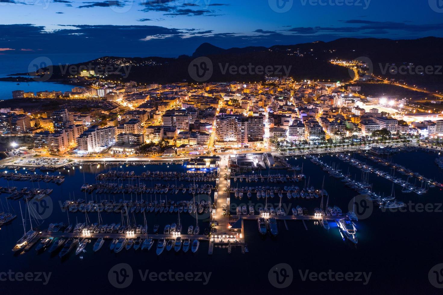 vista aérea do porto da cidade à noite. foto