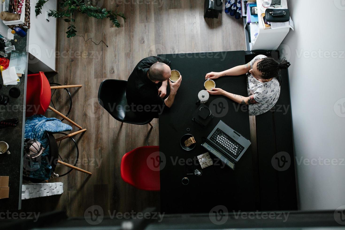 homem e mulher na cozinha foto