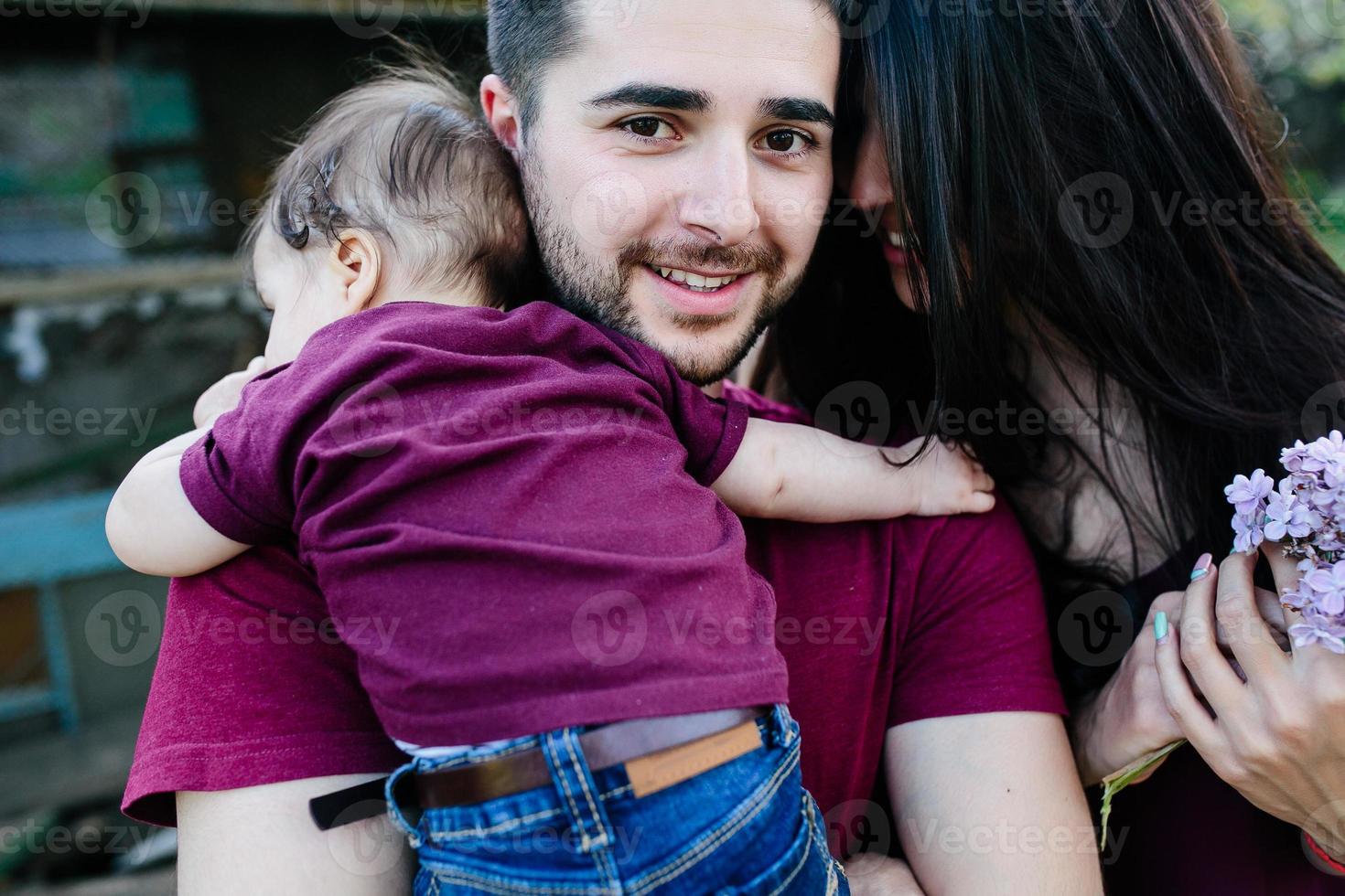 jovem família com uma criança na natureza foto